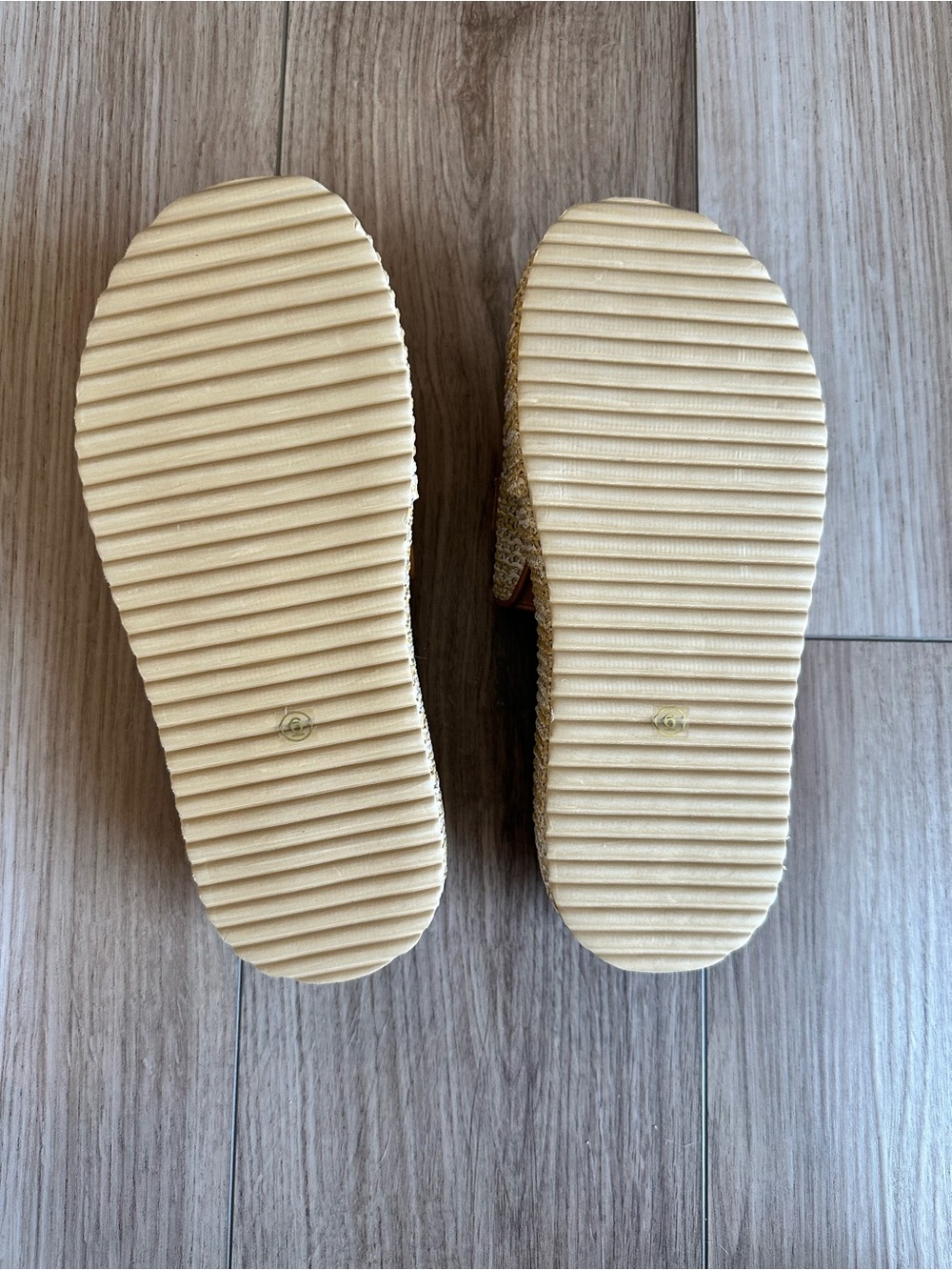 Brand New Coutgo Tan Woven Platform Slide Mules with Gold Chain Accent - Picture 5 of 9